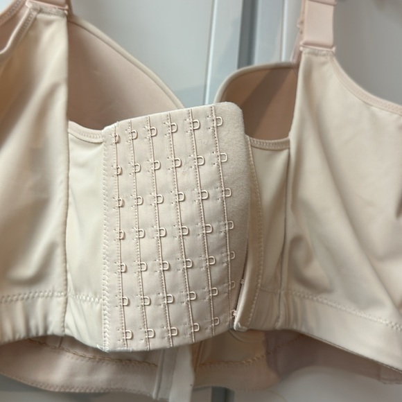 NWOT EXTRA WIDE BAND BRA. Size 44DDD. CREAM. NO underwire. EXCELLENT CONDITION. - Picture 5 of 10